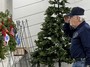 The Navy wreath.